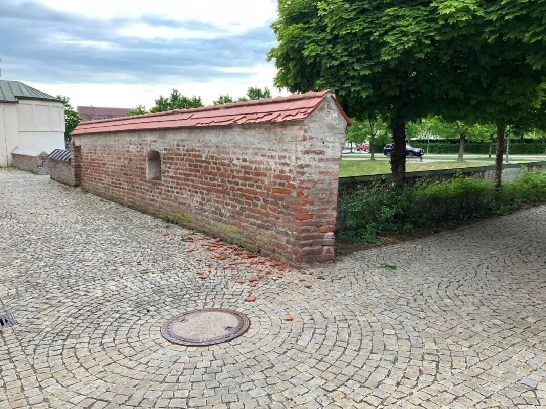 2025_Vandalismus-Stadtmauer